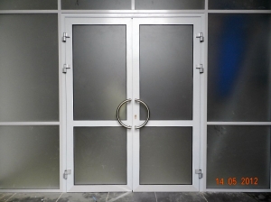Алюминиевая дверь с матированным стеклом     